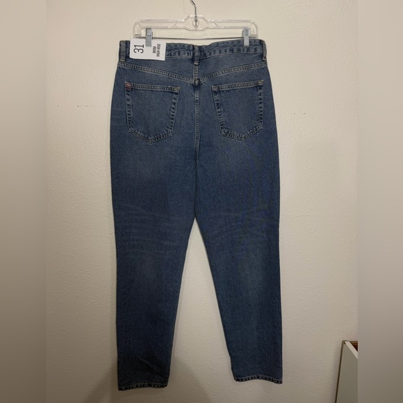 Urban Outfitters BDG high-waisted mom jeans in a medium wash blue denim NWT!! - Picture 3 of 4